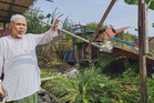'Sekelip mata bumbung garaj terangkat hempap reban ayam'