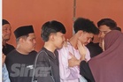 'Saya telefon ibu, ayah dan adik banyak kali, akhirnya polis jawab'