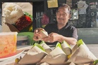 Anuar jual nasi lemak 50 sen sebungkus, air RM1 secawan