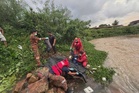 Mayat tersangkut dalam longgokan sampah