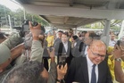 Rafizi disambut penyokong dengan jambangan bunga