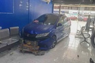 Kereta dipandu wanita rempuh pintu kaca premis dobi