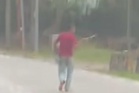 Lelaki cuba loloskan diri, libas parang ke arah polis