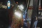 Pemandu tersepit, 3 penumpang cedera bas rempuh jentera penurap jalan