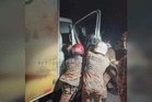 Pemandu lori telur tersepit, langgar belakang lori muatan tar