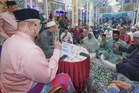 Empat sekeluarga diislamkan sendiri oleh TYT Melaka, Ali Rustam