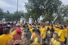 Peserta Himpunan Daulat Tuanku berarak ke pejabat SUK Selangor