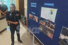 Tikaman pisau 'rambo' menembusi leher dari kiri ke kanan