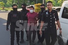 Ejen hartanah tikam ibu tunggal tiba di mahkamah, didakwa hari ini