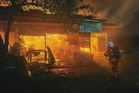 Enam deretan kedai terbakar