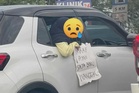 Wanita pegang nota 'Maaf ayah saya baru meninggal' undang sebak warganet