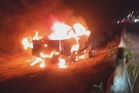Penunggang motosikal maut, pacuan empat roda dibakar