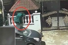Individu berjubah panjat pagar, curi jemuran