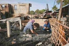 29 rumah terbakar: Mangsa selongkar abu cari emas hangus