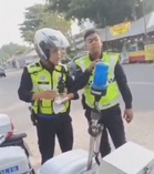 Tak puas hati disaman, lelaki maki polis sambil rakam video