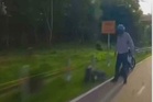 Berang kena hon, lelaki tetak penunggang motosikal dengan pisau pemotong daging