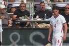 Meja makan tepi padang cemari perlawanan England-Costa Rica