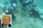 Menyelam tengah malam curi batu karang