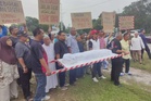 Penduduk usung replika jenazah, desak isu Persiaran Mokhtar Dahari diselesaikan segera