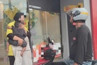 Tular video pertengkaran suami isteri depan restoran makanan segera