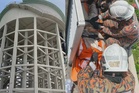 Pekerja penyelenggaraan lemas dalam tangki air