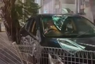 Pemandu tekan pedal minyak berlebihan, kereta hilang kawalan rempuh kenderaan lain