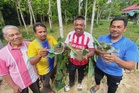 Makan bubur asyura guna tempurung, daun nanas