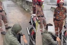 Lelaki tular duduk hampir 9 jam tepi lebuh raya tampil beri penjelasan