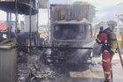 Lori muatan cat, pondok tol terbakar