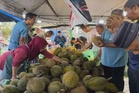 Peniaga jual durian RM1 sebiji, dapat sambutan luar biasa