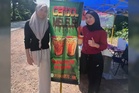 'Kami tak mengalah' - Dua beradik hilang kaki bangkit berniaga cendol bantu keluarga