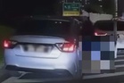Cuba potong barisan, 2 pemandu bergaduh di tengah jalan