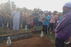 'Arwah tak terfikir nak kahwin, utamakan mak ayah' - Abang
