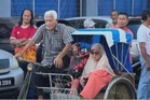 Warga emas 86 tahun kayuh beca, bawa isteri lihat PM depan mata