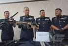 Pengedar dadah ditahan bersama senjata api tiruan, ratusan peluru hidup