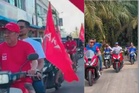 Tular konvoi kempen PRN: Anthony Loke arah saman penunggang motosikal tak pakai topi keledar