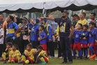 Anak main bola di padang, emak ayah tolong jaga mulut