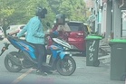 Tular anak tarik tudung ibu, pegang senjata tajam depan pejabat zakat