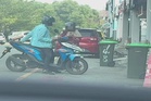 Pengawal keselamatan ditahan berkasar dengan ibu depan pejabat zakat
