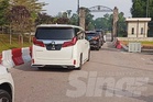 Kenderaan bawa bakal Exco memasuki Istana Bukit Serene