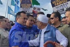 PRN Negeri Sembilan: Abdul Hadi, Asyraf Wajdi berjabat tangan, curi tumpuan penyokong