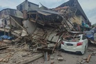Bangunan rumah kedai runtuh, hempap dua kenderaan