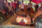 Dua mangsa kepala air disemadikan dalam satu liang lahad