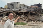 Bangunan rumah kedai senget sebelum runtuh, hempap dua kereta