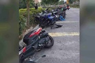 Kereta terbabas langgar beberapa motosikal parkir di bahu jalan