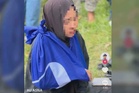 Calon BN bantu mangsa kemalangan, guna bendera parti balut tangan