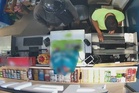 Lelaki bersenjata pistol samun kedai serbaneka, larikan wang dan barangan