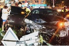 Pemandu tersepit, kereta terbabas langgar pembahagi jalan