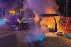 Lima individu melecur, van pekerja terbakar langgar tiang elektrik