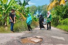 Penduduk resah jalan berlopak dipenuhi air berbau busuk